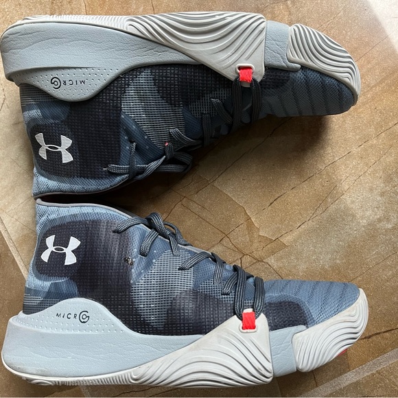 Under armor spawn basketball shoes, size 6 - Picture 2 of 7